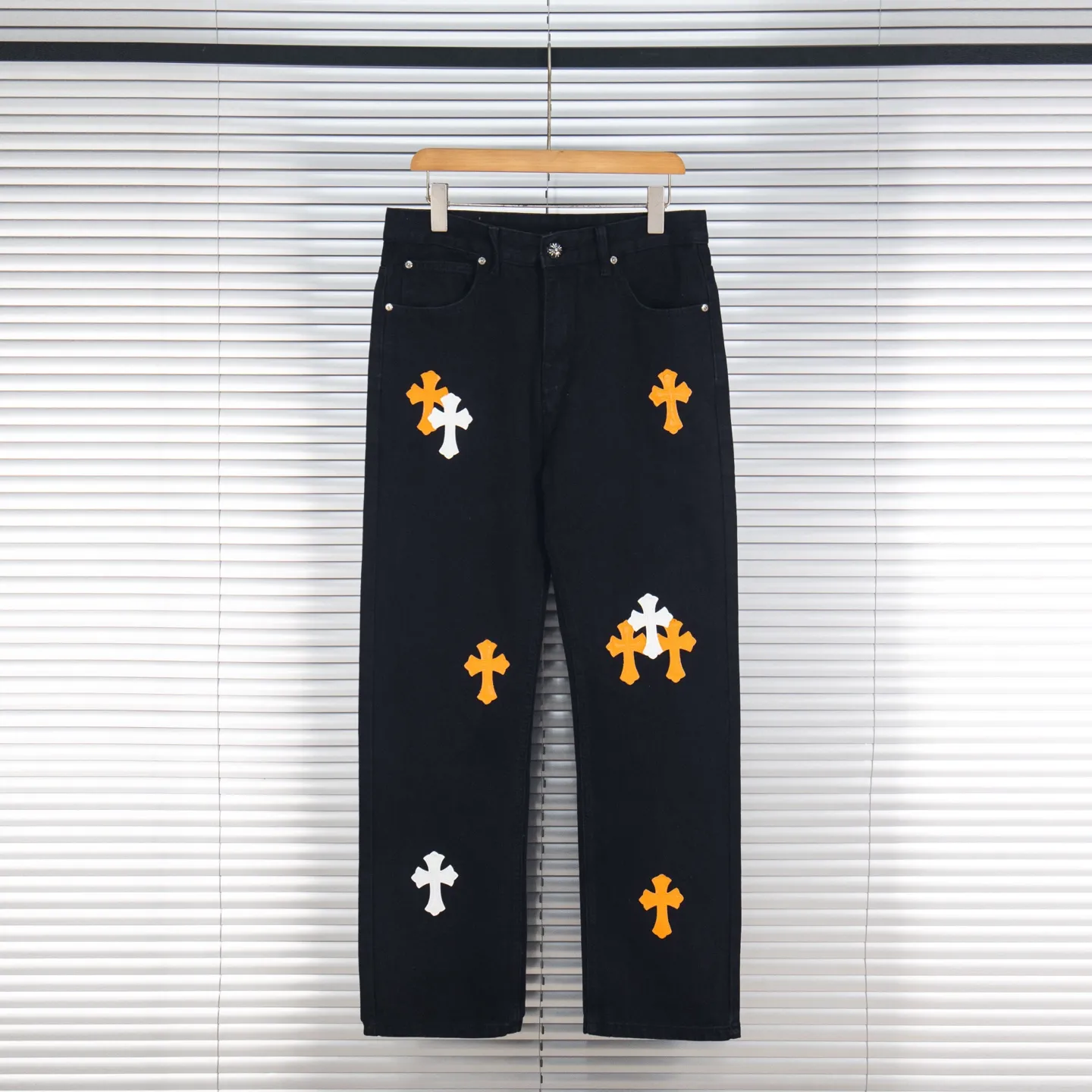 P260 Chrome Hearts Black Pants Sanskrit Yellow and White Patch Leather Jeans CH jeans need to be washed before being dismantled and then hand-stitched with sheepskin cross leather and then spliced ​​together. The whole piece has too many craftsmanship to explain. The patches are decorated with cross patterns and the high-waisted washed jeans! ! Absolutely high-end luxury products, god-level single products and super popular products, made with top heavy industry, a must-see magic weapon. Customized hardware. The fabric is thick and soft after washing. It has good breathability. Customized small leather label. Unique design. The details are simple and elegant, and the workmanship is exquisite. The entire trousers are neatly routed and the details are in place! It’s so cool that both men and women can easily control the genderless trend! Style number: 1874# Color: black Size: 28 30 32 34